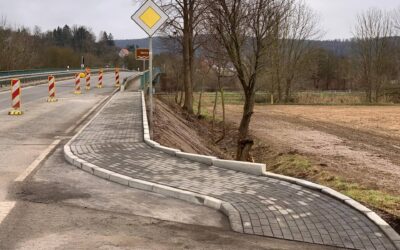 Baustelle: Gehweg an der Werrabrücke unmittelbar vor der Vollendung